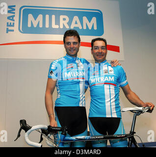 (Dpa) - italienische pro Radfahrer Alessandro Petacchi (L) und deutsche Erik Zabel (R) Radsportteam Team Milram im Bild bei der offiziellen Präsentation des Teams in der Kongress-Center Bremen, Deutschland, Dienstag, 10. Januar 2006. Die ProTour-team mit italienischen Lizenzverträge zehn deutschen pro Radfahrer. Die meisten der anderen 20 Radfahrer sind Italiener. Foto: Carmen Jaspersen Stockfoto