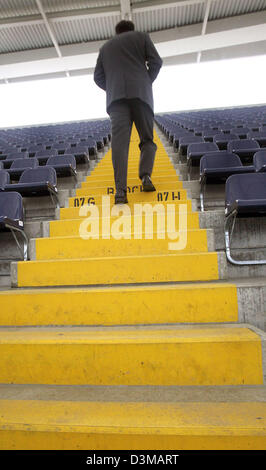 (Dpa) - ein Mitarbeiter der Stadionbetreiber steigt die Stufen auf die oberen Plätze in die Commerzbank Arena in Frankfurt am Main, Deutschland, Dienstag, 10. Januar 2006. Die Zeitschrift "Test" bemerkt Schwere Sicherheitsmängel in den Stadien der FIFA WM 2006. Das Frankfurter Stadion war kritisierte unter anderem für seine Schritttiefe in der oberen Sitzbereich. Foto. Frank Rumpenhorst Stockfoto