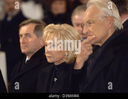 Das Bild zeigt (Dpa) - Bayerns Ministerpräsident Edmund Stoiber (CSU), seiner Frau Karin und bayerische Landtagspräsident Alois Glueck (R-L) während die ökumenische Trauerfeier für den 15 Opfern der Katastrophe skating Rink in der romanischen Basilika von St. Zeno in Bad Reichenhall, Deutschland, Dienstag, 10. Januar 2006. Zwölf Kinder und Jugendliche sowie drei Frauen starben und Stockfoto