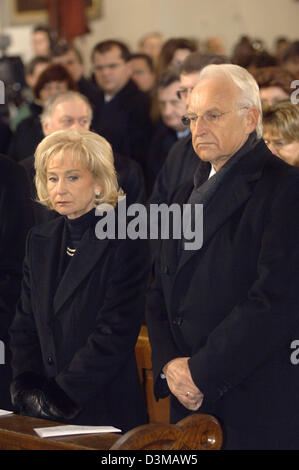 (Dpa) - das Bild zeigt Bayerns Ministerpräsident Edmund Stoiber (CSU) und seine Frau Karin während der ökumenische Trauerfeier für den 15 Opfern der Katastrophe skating Rink in der romanischen Basilika von St. Zeno in Bad Reichenhall, Deutschland, Dienstag, 10. Januar 2006. Zwölf Kinder und Jugendliche sowie drei Frauen starben und ein 34 Eisläufer weiter als akut verletzt wurden Stockfoto