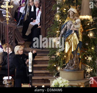 Das Bild zeigt (Dpa) - Bayerns Ministerpräsident Stoiber Frau Karin Anzünden einer Kerze während der ökumenische Trauerfeier für den 15 Opfern der Katastrophe skating Rink in der romanischen Basilika von St. Zeno in Bad Reichenhall, Deutschland, Dienstag, 10. Januar 2006. Zwölf Kinder und Jugendliche sowie drei Frauen starben und ein 34 Eisläufer weiter als akut verletzt wurden Stockfoto