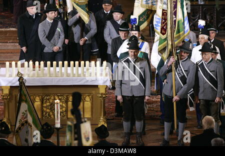 (Dpa) - das Bild zeigt bayrischer Tracht und schützen während der ökumenische Trauerfeier für den 15 Opfern der Katastrophe skating Rink in der romanischen Basilika von St. Zeno in Bad Reichenhall, Deutschland, Dienstag, 10. Januar 2006. Zwölf Kinder und Jugendliche sowie drei Frauen starben und eine weitere 34 Eisläufer waren schwer verletzt wenn das Dach von der Eisbahn zusammenbrechen Stockfoto