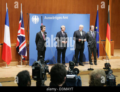 (Dpa) - der deutsche Außenminister Frank-Walter Steinmeier (2. f.R.) und seine Kollegen aus Frankreich Philippe Douste-Blazy (L) und das Vereinigte Königreich, Jack Straw (2. f R) und der EU-Minister für Foreign Affairs Javier Solana (R) geben eine Pressekonferenz im Ministerium für auswärtige Angelegenheiten in Berlin, Donnerstag, 12. Januar 2006. In der Kontroverse betreffend ist des Irans nukleare Programm th Stockfoto