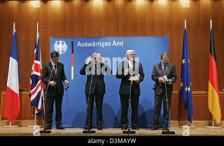 (Dpa) - der deutsche Außenminister Frank-Walter Steinmeier (2. f.R.) und seine Kollegen aus Frankreich Philippe Douste-Blazy (L) und das Vereinigte Königreich, Jack Straw (2. f R) und der EU-Minister für Foreign Affairs Javier Solana (R) geben eine Pressekonferenz im Ministerium für auswärtige Angelegenheiten in Berlin, Donnerstag, 12. Januar 2006. In der Kontroverse betreffend ist des Irans nukleare Programm th Stockfoto