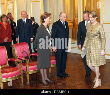 (Dpa)-Kronprinzessin Mathilde von Belgien, Kronprinz Philippe, König Albert II und Königin Paola kommen an der Rezeption für den diplomatischen Körper in Kunstmetropolen, Belgien, Donnerstag, 12. Januar 2006. Foto: Albert Nieboer (Niederlande) Stockfoto