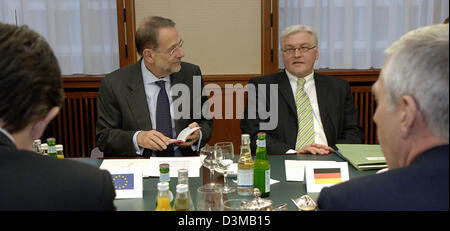 (Dpa) - Frank-Walter Steinmeier (R), der deutsche Außenminister und Javier Solana (L), Hohe Vertreterin der EU für die gemeinsame Außen- und Sicherheitspolitik (GASP) mit Philippe Douste-Blazy (L, Rückansicht), französischer Außenminister und Jack Straw (R, Rückansicht), Außenminister des Vereinigten Königreichs, im Auswärtigen Amt in Berlin, Deutschland, 12. Januar 2006 zu verleihen. In der Iran Atomfrage, die F Stockfoto