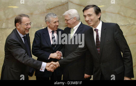 (Dpa) - Frank-Walter Steinmeier (2. v. R), der deutsche Außenminister, Javier Solana (L), Hohe Vertreterin der EU für die gemeinsame Außen- und Sicherheitspolitik, Philippe Douste-Blazy (R), französischer Außenminister und Jack Straw (2. v. L), Außenminister des Vereinigten Königreichs, schütteln sich die Hände vor einer Pressekonferenz im Auswärtigen Amt in Berlin, Deutschland, 12. Januar 2006. In der Iran Stockfoto