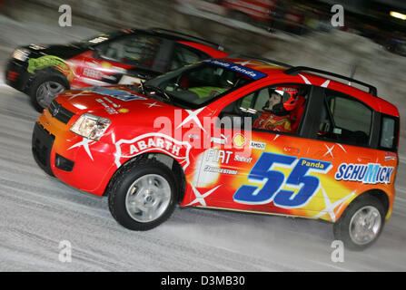 (Dpa) - deutsche Formel1 Rennfahrer Michael Schumacher nimmt Teil an einem Autorennen auf dem Eis in das Skigebiet Madonna di Campiglio, Italien, Freitag, 13. Januar 2006. Schumacher raste gegen seinen Teamkollegen und zwei Motorradfahrer. Die Ferrari lädt traditionell die Team-Mitglieder zwei eine Woche Skifahren zu Beginn des Jahres. Foto Rainer Jensen Stockfoto