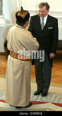 (Dpa) - German President Horst Koehler (R) begrüßt mongolische Botschafter Tuvdendorj Galbaatar in den traditionellen Neujahrsempfang des diplomatischen Korps in Schloss Bellevue in Berlin, Donnerstag, 12. Januar 2006. Vertreter von mehr als 150 Ländern besuchten die Veranstaltung. Foto: Tim Brakemeier Stockfoto