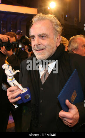 (Dpa) - Schauspieler Maximilian Schell hält seine Auszeichnung bei der Verleihung des Bayerischen Filmpreises (Bayerischer Filmpreis) im Prinzregenten-Theater in München, 13. Januar 2006. Er erhielt den Ehrenpreis Lifetime Achievement Award. Foto: Ursula Düren Stockfoto