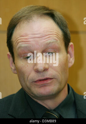 (Dpa) - das Bild zeigt die sogenannte "Kannibale von Rotenburg", deutsche Computer-Spezialist Armin Meiwes, beim Amtsgericht in Frankfurt Main, Deutschland, 16. Januar 2006. Der Kannibalismus-Fall ist beim Amtsgericht Frankfurt noch einmal wiederholt. Meiwes hat, wegen Mordes, zu beantworten, weil er getötet, zerstückelt und teilweise einen Ingenieur aus Berlin, im März 2001 - angeblich in Agr verschlungen Stockfoto