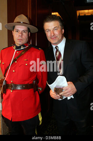 (Dpa) - Hollywood-Schauspieler Alec Baldwin (R) stellt mit einem königlichen kanadischen montiert Polizisten während der Fairmont Chateau Lake Louise Sports Invitational in Alberta, Kanada, 14. Januar 2006. Foto: Hubert Boesl Stockfoto