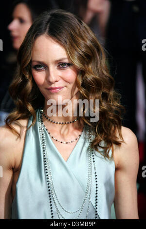 (Dpa) - französische Sängerin und Schauspielerin Vanessa Paradis kommt nach dem 63. Annual Golden Globe Awards im Beverly Hilton Hotel in Los Angeles, USA, 16. Januar 2006. Foto: Hubert Boesl Stockfoto
