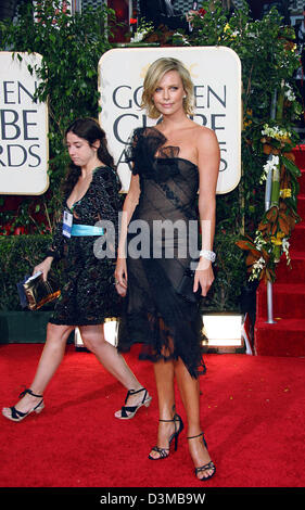 (Dpa) - Süd-Afrikanische Schauspielerin Charlize Theron, 63. Annual Golden Globe Awards im Beverly Hilton Hotel in Los Angeles, USA, 16. Januar 2006 kommt. Foto: Hubert Boesl Stockfoto