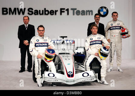 (Dpa) - technischer Direktor Willy Rampf, kanadischer Formel-1 pilot Jaques Villeneuve, seinem deutschen Team mate Nick Heidfeld, Direktor von BMW Motorsport Mario Theissen und polnischen Testfahrer Robert Kubica (L-R) posieren für die Fotografen bei der Präsentation der neuen BMW-Sauber-Rennwagen "F1.06" in Valencia, Spanien, Dienstag, 17. Januar 2006. Foto: Gero Breloer Stockfoto