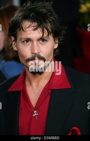 (Dpa) - US-Schauspieler Johnny Depp nach dem 63. Annual Golden Globe Awards im Beverly Hilton Hotel in Los Angeles, USA, 16. Januar 2006 kommt. Foto: Hubert Boesl Stockfoto