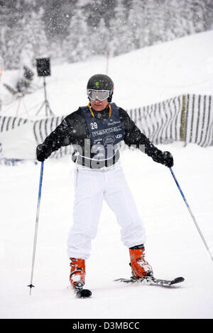 (Dpa) - ehemalige US Astronaut Edwin "Buzz" Aldrin nimmt Teil an einem Riesenslalom-Wettbewerb am Wochenende prominente Sport "The Fairmont Chateau Lake Louise Sports Invitational" in Lake Louise, Kanada, 14. Januar 2006. Foto: Hubert Boesl Stockfoto