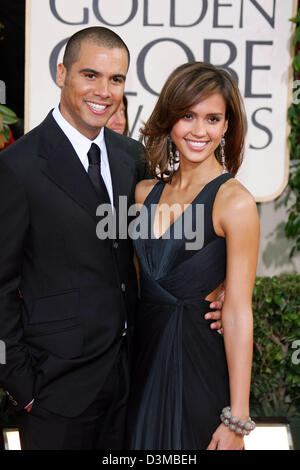 (Dpa) - US-Schauspielerin Jessica Alba (L) und ihr Freund, persönlicher Assistent Cash Warren, stellen zusammen bei der Ankunft für die 63. Annual Golden Globe Awards im Beverly Hilton Hotel in Los Angeles, USA, 16. Januar 2006. Foto: Hubert Boesl Stockfoto