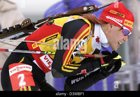 (Dpa) - deutsche Biathletin Kati Wilhelm in Aktion bei der Frauen 10 km Verfolgung Rennen in der Biathlon-Weltcup in Ruhpolding, Deutschland, Sonntag, 15. Januar 2006. Foto: Matthias Schrader Stockfoto