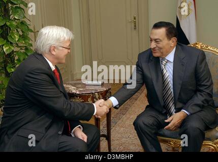 (Dpa) - deutsche Außenminister Frank-Walter Steinmeier (L) schüttelt Hände mit ägyptischen Premierminister Husni Mubarak in Kairo, Ägypten, Donnerstag, 19. Januar 2006. Steinmeier besucht Ägypten für zwei Tage. Foto: Peer Grimm Stockfoto