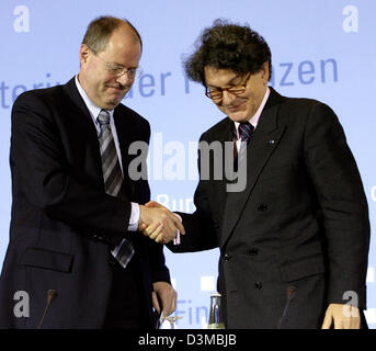 Bundesminister der Finanzen Peer Steinbrück (L) und sein französischer Kollege Thierry Breton Händedruck nach einer Pressekonferenz des 36. Deutsch-französischer Finanz- und Wirtschaft Vorstandssitzung in Berlin, Deutschland, Donnerstag, 19. Januar 2006. Foto: Steffen Kugler Stockfoto
