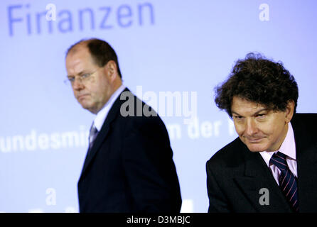 Bundesminister der Finanzen Peer Steinbrück (L) und sein französischer Kollege Thierry Breton erscheinen für eine Pressekonferenz des 36. Deutsch-französischer Finanz- und Wirtschaft Vorstandssitzung in Berlin, Deutschland, Donnerstag, 19. Januar 2006. Foto: Steffen Kugler Stockfoto
