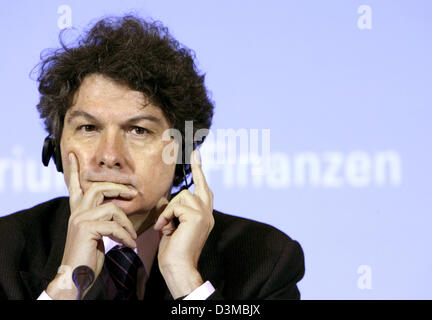 Französisch-Bundesminister für Finanzen Thierry Breton beteiligt sich an der Pressekonferenz der 36. Deutsch-französischer Finanz-und Wirtschaft Vorstandssitzung in Berlin, Deutschland, Donnerstag, 19. Januar 2006. Frankreich und Deutschland wollen einen Kompromiss in der strittigen Frage der Wert hinzugefügt Mehrwertsteuer (MwSt) raten. Seit 1999 stellt die EU ermäßigte Sätze für arbeitsintensive Dienstleistungen Arbeit einschließlich Haarschnitte, Stockfoto