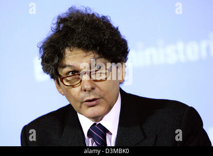 Französisch-Bundesminister für Finanzen Thierry Breton beteiligt sich an der Pressekonferenz der 36. Deutsch-französischer Finanz-und Wirtschaft Vorstandssitzung in Berlin, Deutschland, Donnerstag, 19. Januar 2006. Frankreich und Deutschland wollen einen Kompromiss in der strittigen Frage der Wert hinzugefügt Mehrwertsteuer (MwSt) raten. Seit 1999 stellt die EU ermäßigte Sätze für arbeitsintensive Dienstleistungen Arbeit einschließlich Haarschnitte, Stockfoto
