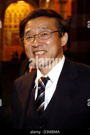 Yoichi Tomihara, Präsident der deutschen Division des Automobilherstellers Toyota, während die Gelber Engel-Verleihung des deutschen Automobilclub ADAC in München, 19. Januar 2006 abgebildet. 400 Gäste aus der Welt der Politik und Wirtschaft nahmen an der Veranstaltung Teil mit Auszeichnungen in den Kategorien Auto, Marke, Qualität, Innovation und Persönlichkeit. Automodell Toyota Yaris gewann den ersten Platz in Stockfoto