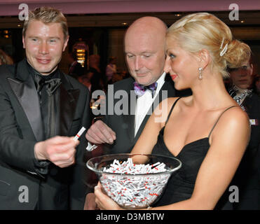 Finnischer Rennfahrer und ehemalige Formel 1 Welt Weltmeister Mika Häkkinen (L) zieht ein Ticket bei der ADAC-Ball in Berlin, Deutschland, 21. Januar 2006. Tausende Gäste kamen auf traditionelles Ereignis der deutschen Automobil Club (ADAC) im Hotel Maritim in Berlin. Foto: Soeren Stache Stockfoto