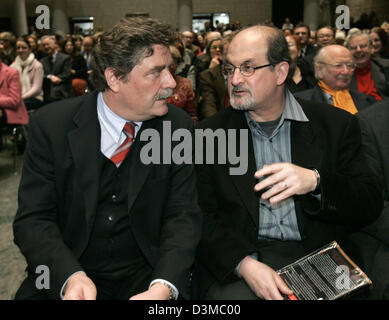 Oberbürgermeister von Köln, Fritz Schramma (L), plaudert mit britisch-indische Autor Salman Rushdie im Rathaus zu Köln, Deutschland, 23. Januar 2006. Am Abend der Joint Venture-Veranstaltung organisiert von der Stadt Köln und die Literatur Haus Köln stand unter dem Motto "Laufen ohne ein Seil durch den Raum" (Ohne Seil Durch Die Luft Gehen...). Es war die erste Veranstaltung von vielen f Stockfoto