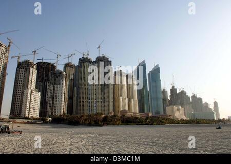 Das Bild zeigt die Baustelle der Hochhäuser am Strand von Dubai City, Vereinigte Arabische Emirate, 12. Januar 2006. Ein neues Stadtquartier mit Luxus Zwillingshochhäuser Gehäuse Hotels, Appartments, Einkaufszentren und Büros entstehen in den folgenden Jahren in Te Strand von Dubai City. Foto: Bernd Weissbrod Stockfoto