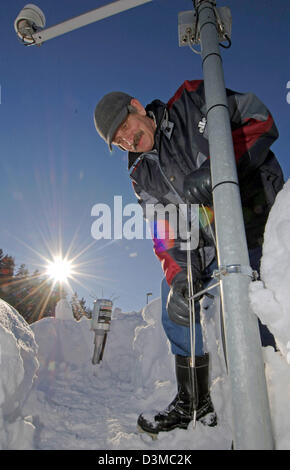 Josef Zellner prüft bis auf das Thermometer an der meteorologischen Station in Haidmuehle, Deutschland, Dienstag, 24. Januar 2006. Zu diesem Zeitpunkt wurde Haidmuehle, gelegen im Bayerischen Wald nahe der tschechischen Grenze, der kältesten bewohnten Ort Deutschlands seit dem 01 Januar mit Temperaturmessung von 29,1 Grad Celsius unter Null. Foto: Armin Weigel Stockfoto