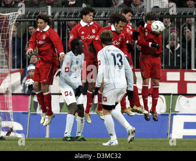 FC Bayern Spieler Claudio Pizarro, Michael Ballack, Ali Karimi, Roy Makaay und Owen Hargreaves (rote Trikots, L-R) bilden eine lebendige Mauer um einen Freistoß von FSV Mainz 05 im DFB-Pokal Viertelfinal-Match in die Allianz Arena in München, Deutschland, Dienstag, 24. Januar 2006 zu stoppen. Bayern siegte nach Verlängerung 3:2 und erreichte das Halbfinale. Foto: Matthias Schrade Stockfoto