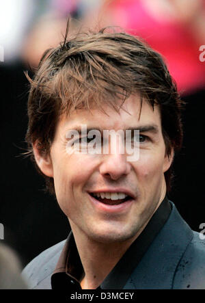 (Datei) - US-Schauspieler Tom Cruise in die Europa-Premiere seines Films "War of the Worlds" in Berlin, Deutschland, 14. Juni 2005 kommt. 43-j hrige Kreuzfahrt ist für den "Razzie Award - schlechtester Schauspieler" nominiert. Der Leiter der Stiftung mock Preisverleihung, John Wilson, sagte am Montag 30. Januar in Los Angeles, USA, Kreuzfahrt handelte nicht Körperanzug in Steven Spielbergs Film "Krieg der Welt Stockfoto