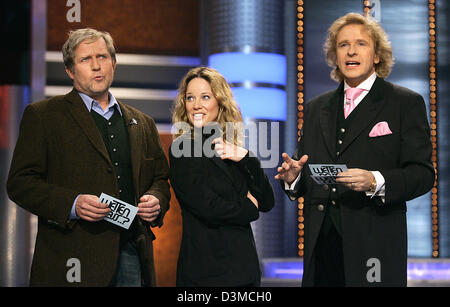 Thomas Gottschalk (R), Gastgeber der deutschen TV-show "Wetten, dass..?" (Wetten, dass...), plaudert mit den Schauspielern Ann-Kathrin Kramer und Harald Krassnitzer in der Salzburg Arena in Salzburg, Deutschland, 28. Januar 2006. Weltstars und zahlreiche deutsche Künstler sind Gäste in Europas erfolgreichste TV-Sendung. Foto: Matthias Schrader Stockfoto