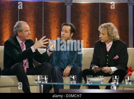 Deutsche Schauspieler Friedrich von Thun (L) und Jan Josef Liefers chat mit Thomas Gottschalk, Gastgeber des deutschen Fernsehens zeigen "Wetten, dass..?" (Wetten, dass...) in der Salzburgarena in Salzburg, Deutschland, 28. Januar 2006. Weltstars und zahlreiche deutsche Künstler sind Gäste in Europas erfolgreichste TV-Sendung. Foto: Matthias Schrader Stockfoto