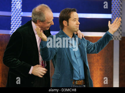 Deutsche Schauspieler Friedrich von Thun (L) und Jan Josef Liefers Geste bei deutschen TV show "Wetten, dass..?" (Wetten, dass...) in der Salzburgarena in Salzburg, Deutschland, 28. Januar 2006. Weltstars und zahlreiche deutsche Künstler sind Gäste in Europas erfolgreichste TV-Sendung. Foto: Matthias Schrader Stockfoto