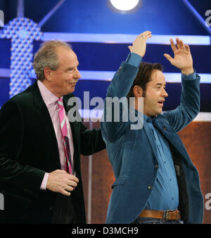 Deutsche Schauspieler Friedrich von Thun (L) und Jan Josef Liefers Geste bei deutschen TV show "Wetten, dass..?" (Wetten, dass...) in der Salzburgarena in Salzburg, Deutschland, 28. Januar 2006. Weltstars und zahlreiche deutsche Künstler sind Gäste in Europas erfolgreichste TV-Sendung. Foto: Matthias Schrader Stockfoto