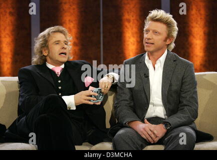 Deutsche Tennis-Legende Boris Becker lächelt während des Chattens mit Thomas Gottschalk, Gastgeber des deutschen Fernsehens-show "Wetten, dass..?" (Wetten, dass...) in der Salzburgarena in Salzburg, Deutschland, 28. Januar 2006. Weltstars und zahlreiche deutsche Künstler sind Gäste in Europas erfolgreichste TV-Sendung. Foto: Matthias Schrader Stockfoto