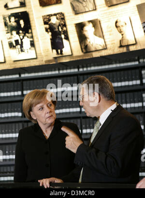 Deutsche Bundeskanzlerin Angela Merkel (L) besucht die so genannte "Halle der Namen" geleitet von Direktor Avner Shalev der Gedenkstätte Yad Vashem in Jerusalem, Israel, Montag, 30. Januar 2006. Kanzlerin Merkel ist auf einer zweitägigen Reise nach Israel und den palästinensischen Gebieten. Foto: Peer Grimm Stockfoto