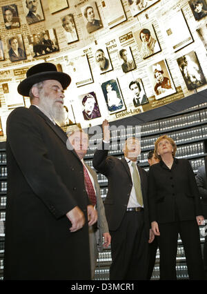 German chancellor Angela Merkel (R) besucht die so genannte "Halle der Namen" geleitet von Direktor Avner Shalev (2. R) von der Gedenkstätte Yad Vashem in Jerusalem, Israel, Montag, 30. Januar 2006. Kanzlerin Merkel ist auf einer zweitägigen Reise nach Israel und den palästinensischen Gebieten. Foto: Peer Grimm Stockfoto