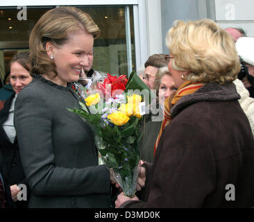 Das Bild zeigt Prinzessin Mathilde von Belgien (L) bei ihrem Besuch am European College von Brügge, Belgien, Donnerstag, 2. Februar 2006. Foto: Albert Nieboer (Niederlande) Stockfoto