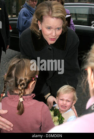 Das Bild zeigt Prinzessin Mathilde von Belgium (C) bei ihrem Besuch am European College von Brügge, Belgien, Donnerstag, 2. Februar 2006 von Kindern begrüßt. Foto: Albert Nieboer (Niederlande) Stockfoto