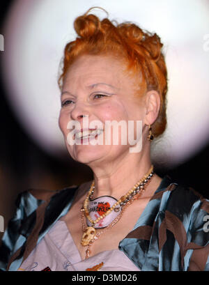 Britische Modedesignerin Vivienne Westwood abgebildet auf dem Messegelände "NRW-Forum Kultur Und Wirtschaft" in Düsseldorf, Freitag, 03 Februar 2006. Im Hintergrund eine rückwärts laufende Uhr verwendet, die über Westwoods erste Shop hängen. Vivienne Westwood kamen für eine Pressekonferenz hinsichtlich ihrer Ausstellung eine Retrospektive ihrer Frauen-Mode-design Stockfoto