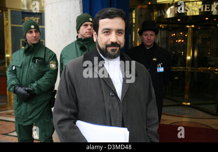 Abbas Araghchi, iranischen stellvertretenden Minister für auswärtige Angelegenheiten, verlässt 42. Münchner Konferenz für Sicherheitspolitik in München, Deutschland, Samstag, 4. Februar 2006. Zahlreiche Verteidigungs- und Politiker kamen in der 42. Münchner Konferenz für Sicherheitspolitik, vom 3. bis 5. Februar 2006. Foto: Oliver Berg Stockfoto