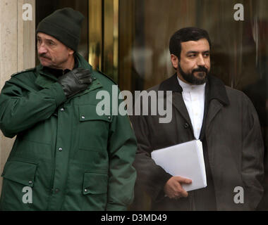 Abbas Araghchi, iranischen stellvertretenden Minister für auswärtige Angelegenheiten, verlässt 42. Münchner Konferenz für Sicherheitspolitik in München, Deutschland, Samstag, 4. Februar 2006. Zahlreiche Verteidigungs- und Politiker kamen in der 42. Münchner Konferenz für Sicherheitspolitik, vom 3. bis 5. Februar 2006. Foto: Oliver Berg Stockfoto