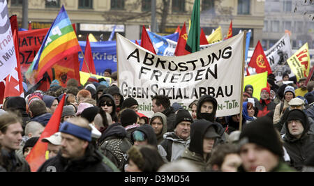 Demonstranten marschieren auf dem Karls-Platz in München, Deutschland, Samstag, 4. Februar 2006. Eines ihrer Banner sagt "Ausmusterung, Frieden, gegen Sozialabbau". Sie protestieren gegen die 42. Münchner Konferenz für Sicherheitspolitik, die die Foreday begonnen. 300 Verteidigungs- und Experten aus aller Welt beteiligen sich die drei-Tages-Cconference. Foto: Daniel Karmann Stockfoto