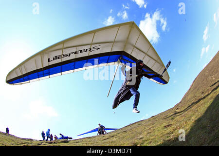 Hang Glider pilot starten über die Malvern Hills in Worcestershire UK Stockfoto