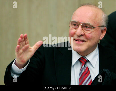 Holocaust Gainsayer Ernst Zuendel erscheint seines Prozesses am Landgericht Mannheim, Deutschland, Donnerstag, 9. Februar 2006. Bundesverfolger beschuldigen 1939 in Calmbach rechtsextremen Zuendel der Leugnung des Holocaust durch die Verteilung von anti-Semitic Festschriften und bösartigen Agitation gegen Juden in mindestens 14 Fällen geboren. Zuendel wurde von einem kanadischen Gefängnis im Fe nach Deutschland deportiert. Stockfoto